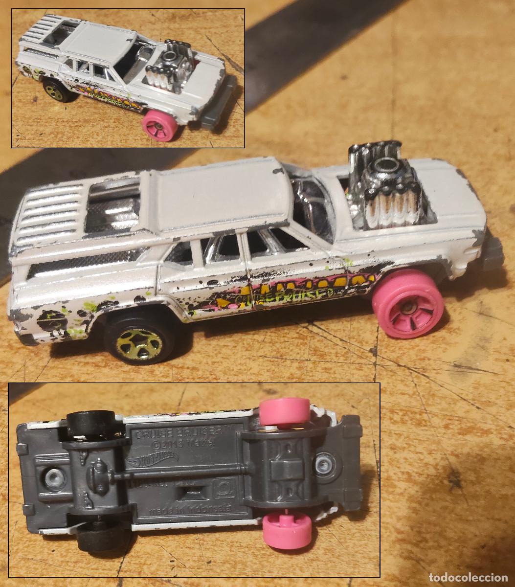 Coches a escala Hot Wheels: Hot Wheels Cruise Bruiser en color blanco con detalles de grafitis y ruedas rosadas/negras,