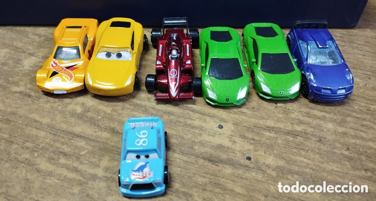 Coches a escala Hot Wheels: Lote de 7 coches a escala / miniatura - Disney Pixar Cars, Hot Wheels y deportivos (4 a 8 cm)