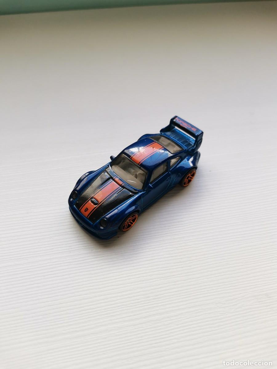 Coches a escala Hot Wheels: HOT WHEELS PORSCHE 993 GT2 Showroom 4/10 [Azul] 114/250