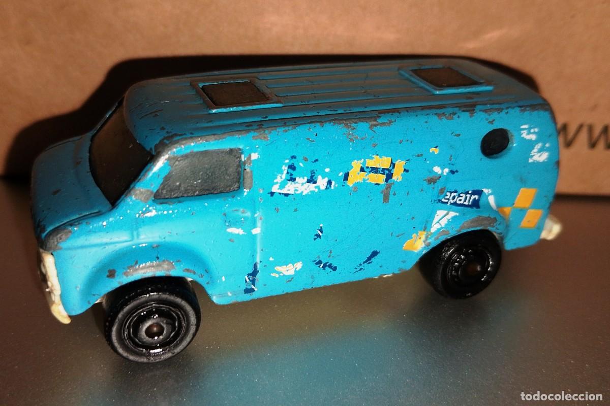 Coches a escala Hot Wheels: Matchbox Chevy Van pintura en mal estado