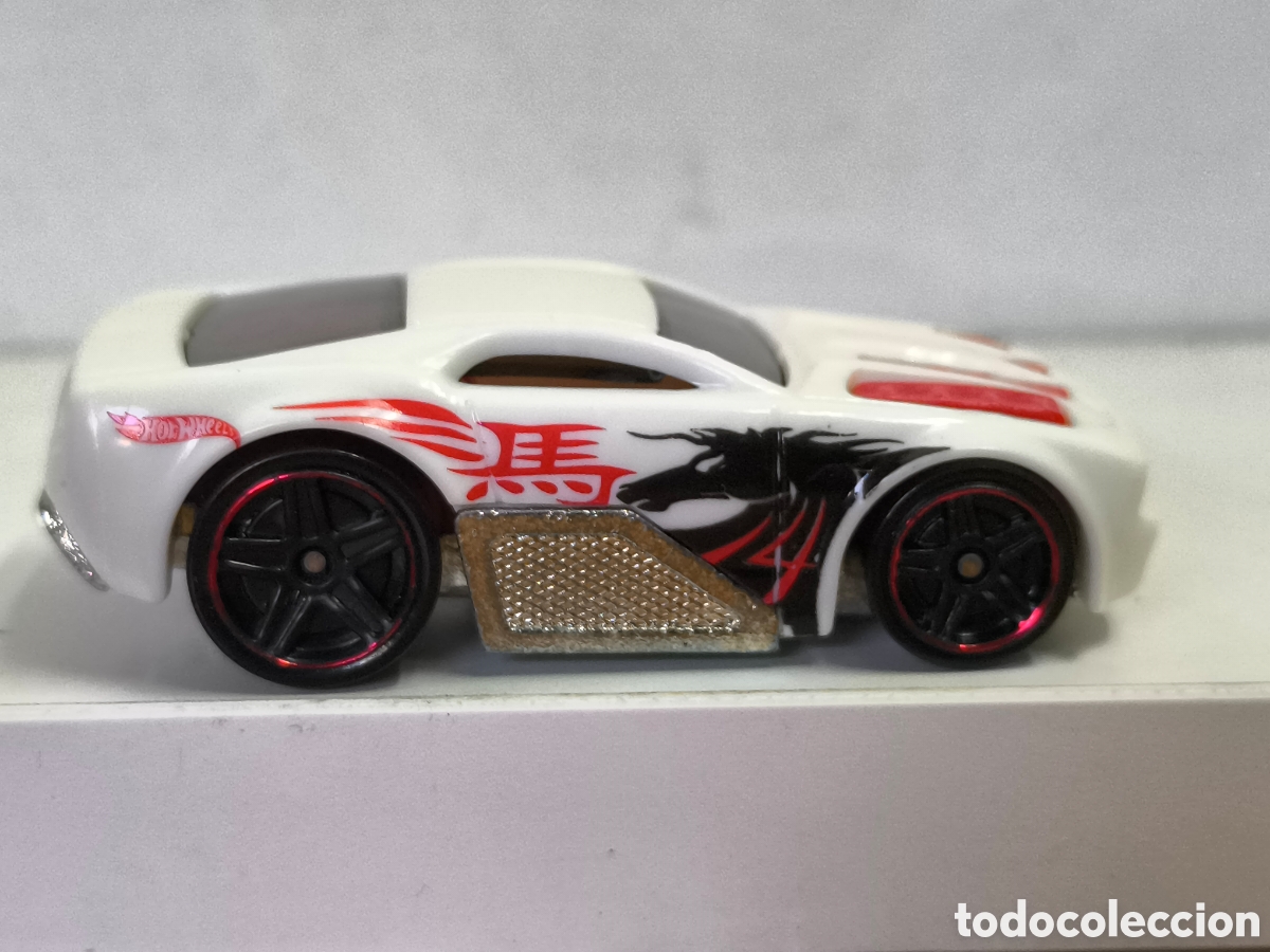 Coches a escala Hot Wheels: Hot Wheels Horseplay blanco de la serie HW 2004