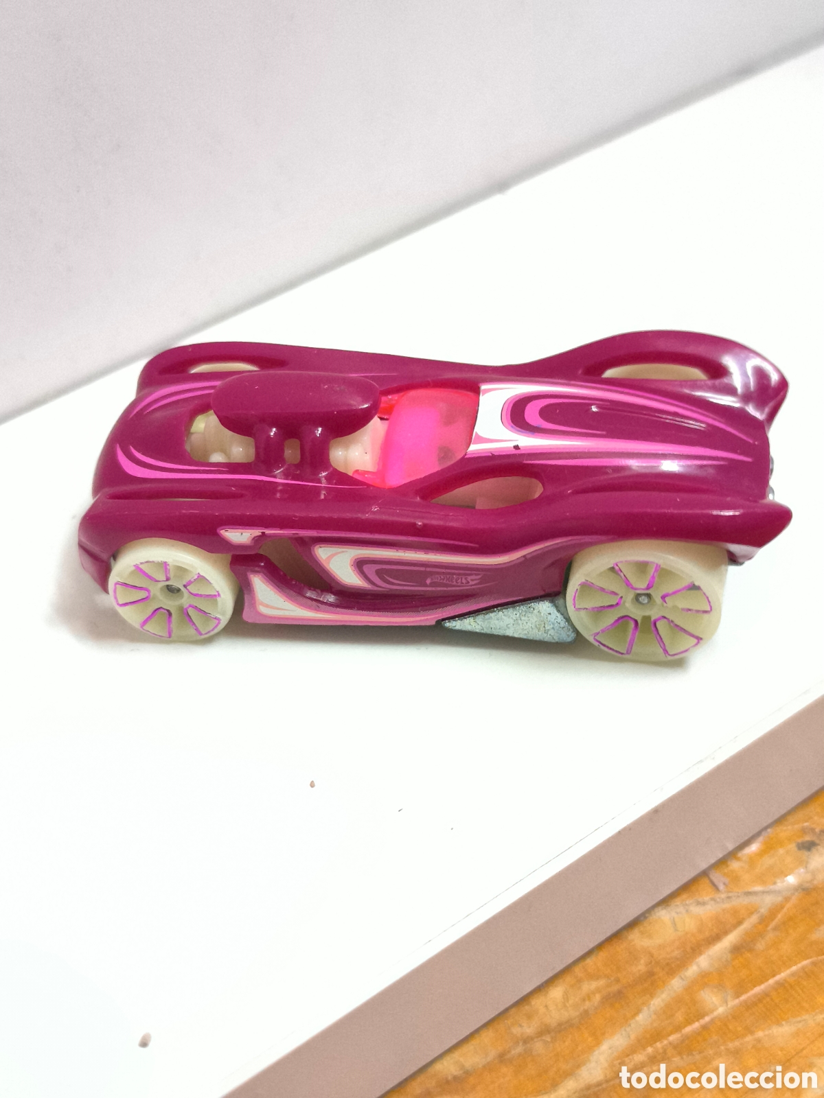 Coches a escala Hot Wheels: 2013 Hot Wheels 2003 16 Angels Pink Diecast 1:64 Scale