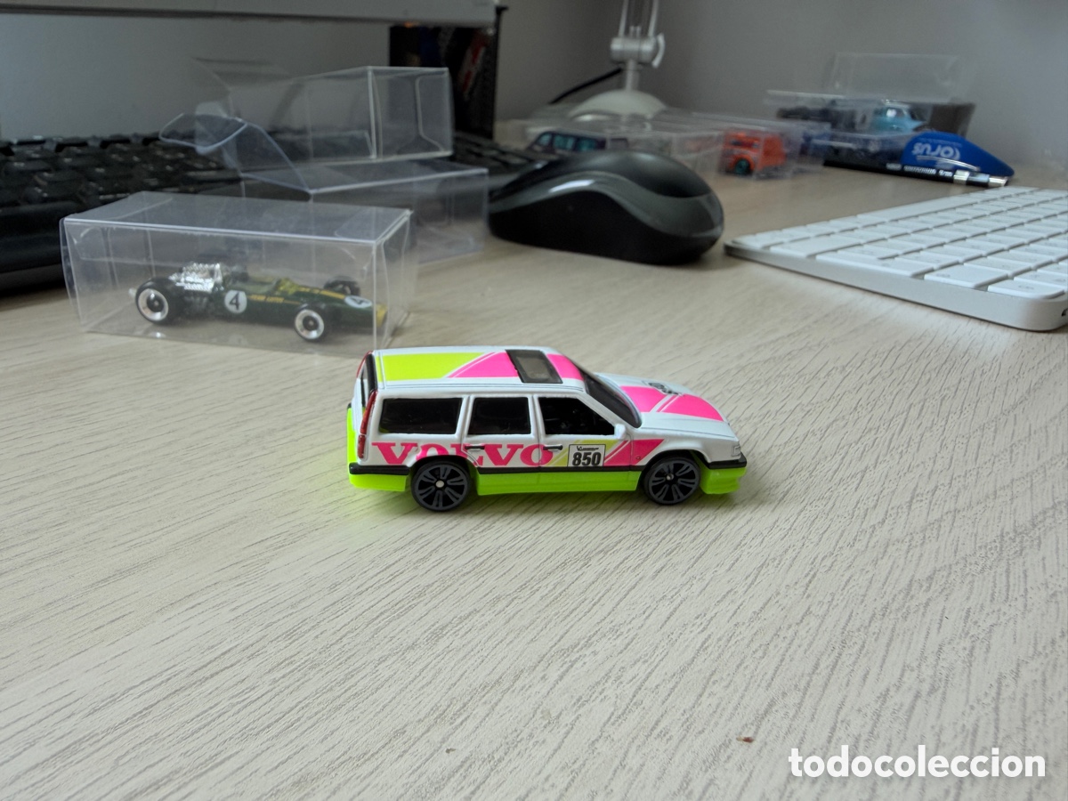 Coches a escala Hot Wheels: Hot Wheels Volvo 850 Estate Neon Speeders 1:64
