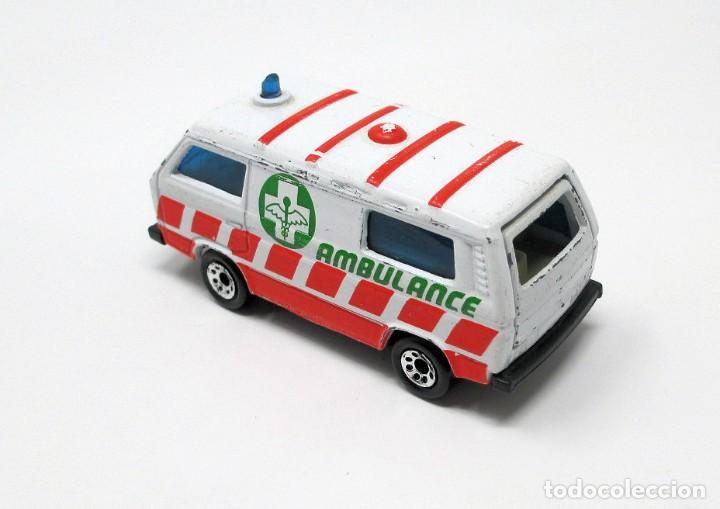 Coches a escala Matchbox: Ambulancia Volkswagen transporter de Matchbox - 1987. - Foto 3
