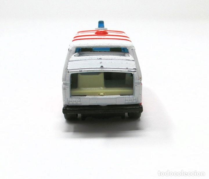 Coches a escala Matchbox: Ambulancia Volkswagen transporter de Matchbox - 1987. - Foto 4