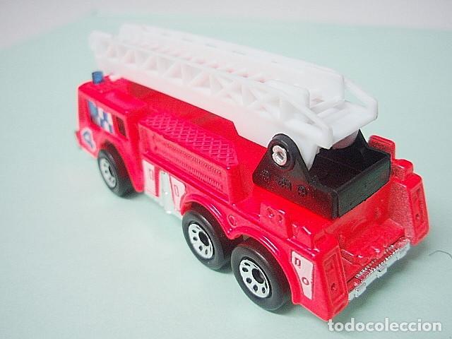 Coches a escala Matchbox: MATCHBOX MB134 C * 34 OSHKOSH EXTENDING-LADDER FIRE ENGINE - Foto 2