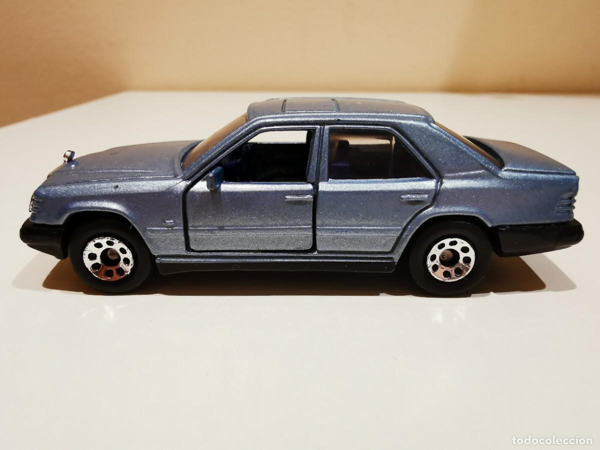 Coches a escala Matchbox: Matchbox Mercedes 300E 1/64 - Foto 3