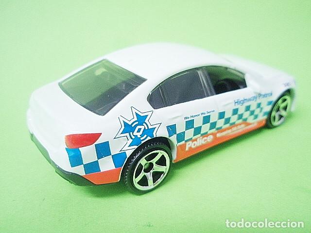 Coches a escala Matchbox: MATCHBOX MB1342 A * 42 HOLDEN VF COMMODORE SSV - Foto 4
