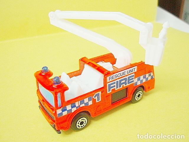 Coches a escala Matchbox: MATCHBOX MB111 A * 11 MERRYWEATHER SNORKEL FIRE ENGINE - Foto 1