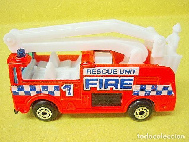 Coches a escala Matchbox: MATCHBOX MB111 A * 11 MERRYWEATHER SNORKEL FIRE ENGINE - Foto 2
