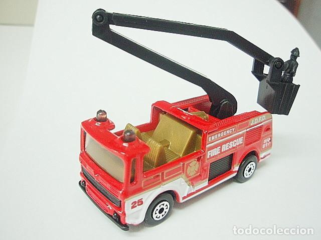 Coches a escala Matchbox: MATCHBOX MB111 E * 11 MERRYWEATHER SNORKEL FIRE ENGINE - Foto 1