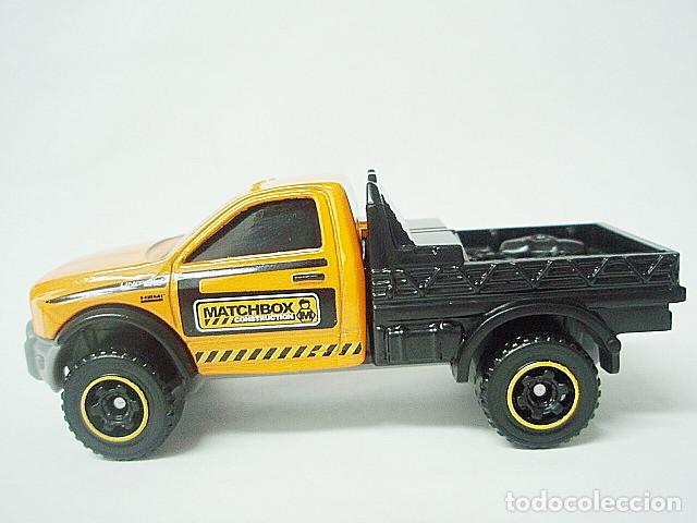 Coches a escala Matchbox: MATCHBOX MB1177 D * 77 DODGE RAM 2500 FLATBED DEL 2016 - Foto 3