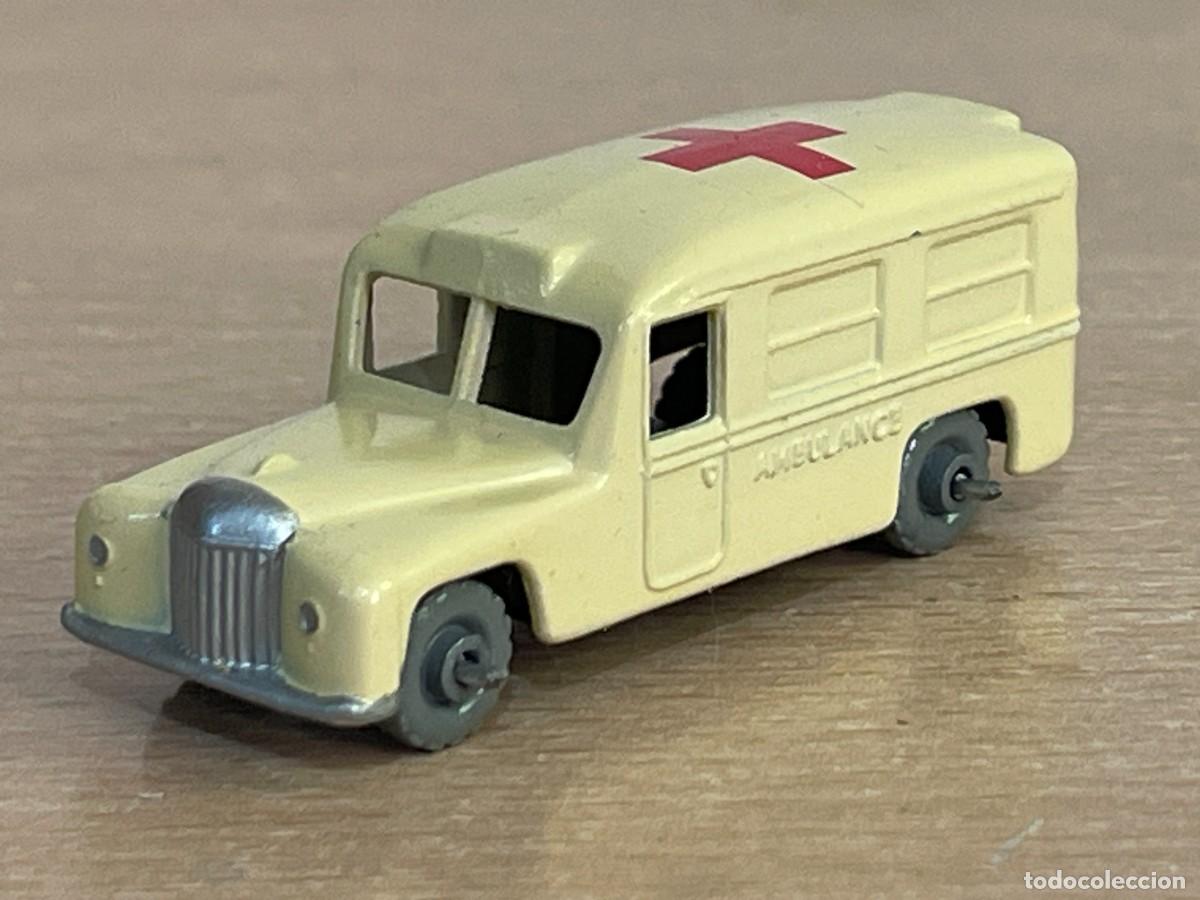 Coches a escala Matchbox: 299- Matchbox Lesney Moko antigua ambulancia Daimler Ambulance tono crema N&ordm; 14 a&ntilde;os 50 England