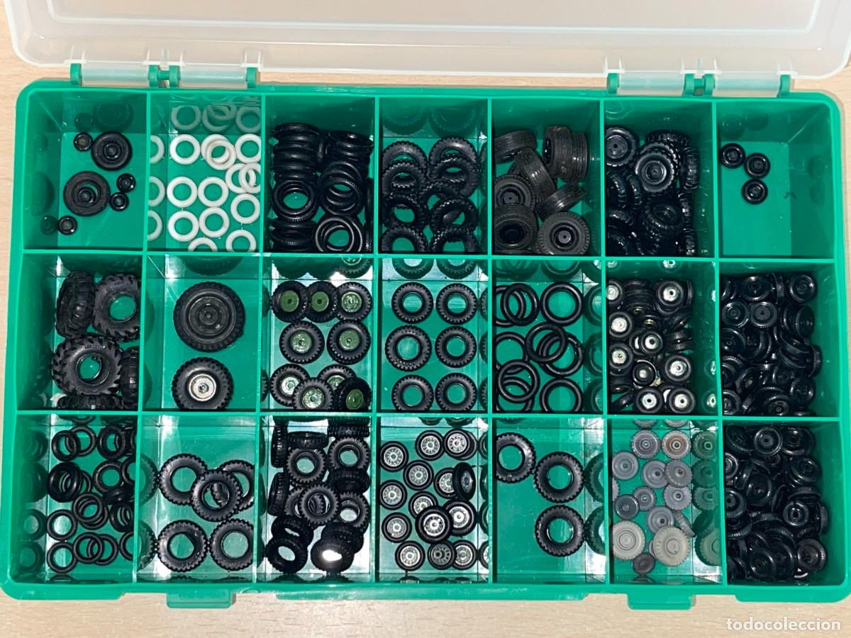 Coches a escala Matchbox: (A) ENORME Lote de RUEDAS Neum&aacute;ticos Llantas para coches MATCHBOX Lesney Moko a&ntilde;os 50 60 y 70 tyres