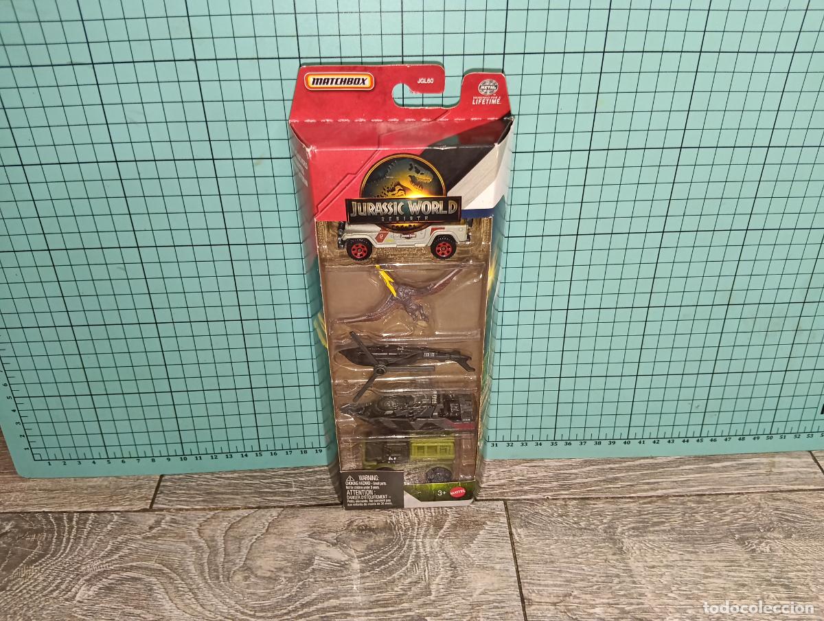 Coches a escala Matchbox: Pack 4 Veh&iacute;culos y un Dinosaurio Matchbox Jurassic World Rebirth 1:64 Nuevo Bl&iacute;ster Parque Jur&aacute;sico