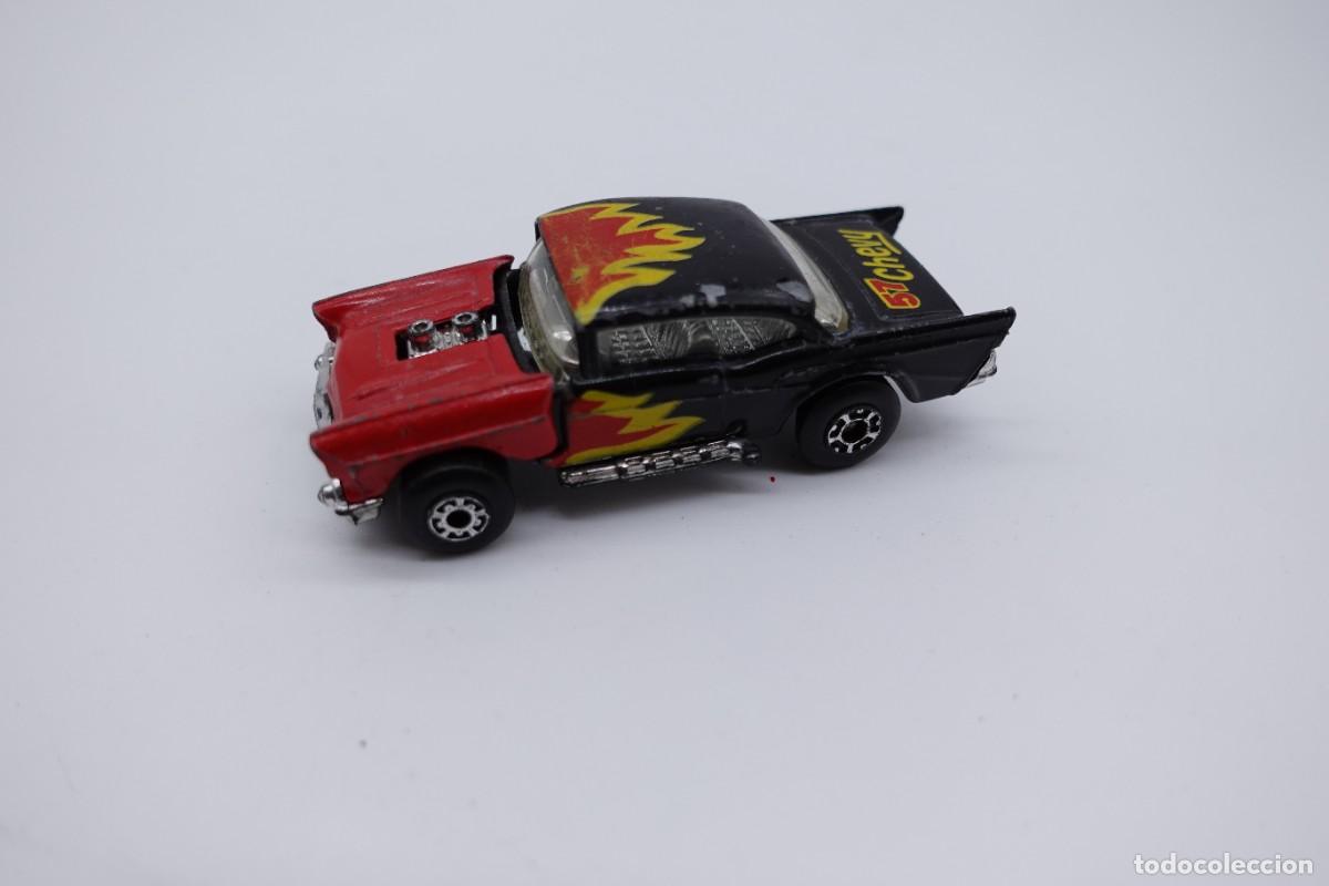 Coches a escala Matchbox: COCHE DE JUGUETE MATCHBOX 57 CHEVY NEGRO Y ROJO CON LLAMAS VINTAGE