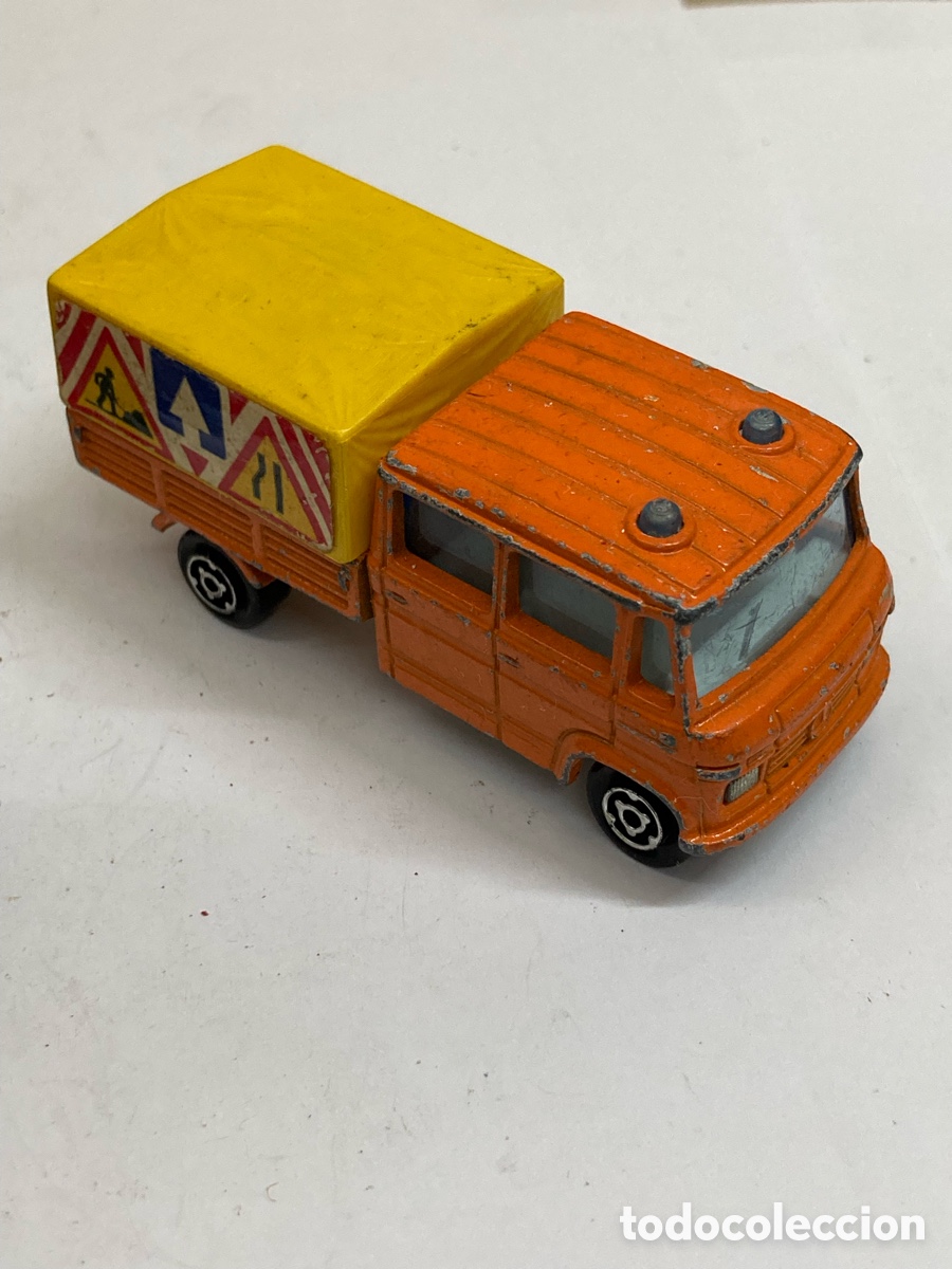 Coches a escala Matchbox: cami&oacute;n de juguete naranja es un modelo Majorette Mercedes Benz Trax Publics