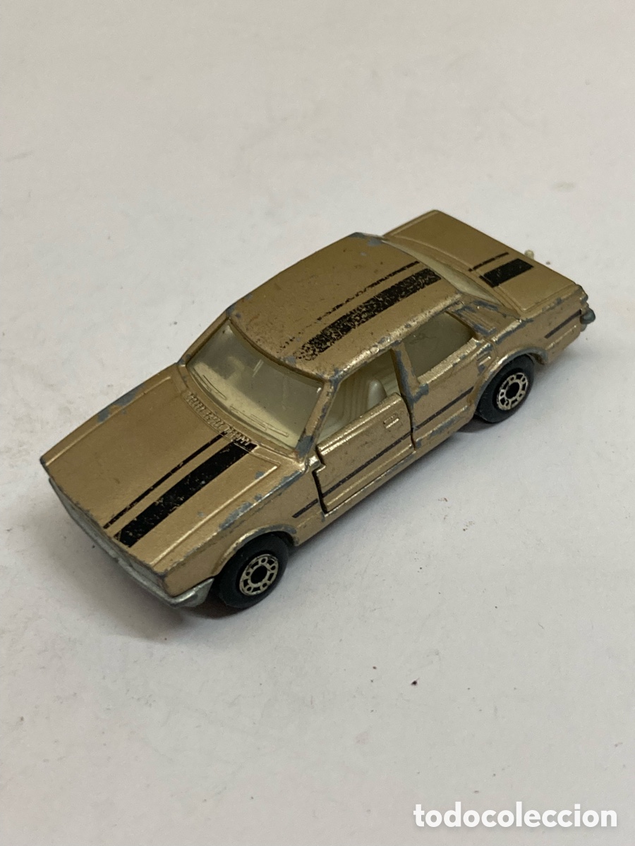 Coches a escala Matchbox: coche de juguete Matchbox Superfast Ford Cortina dorado con rayas negras