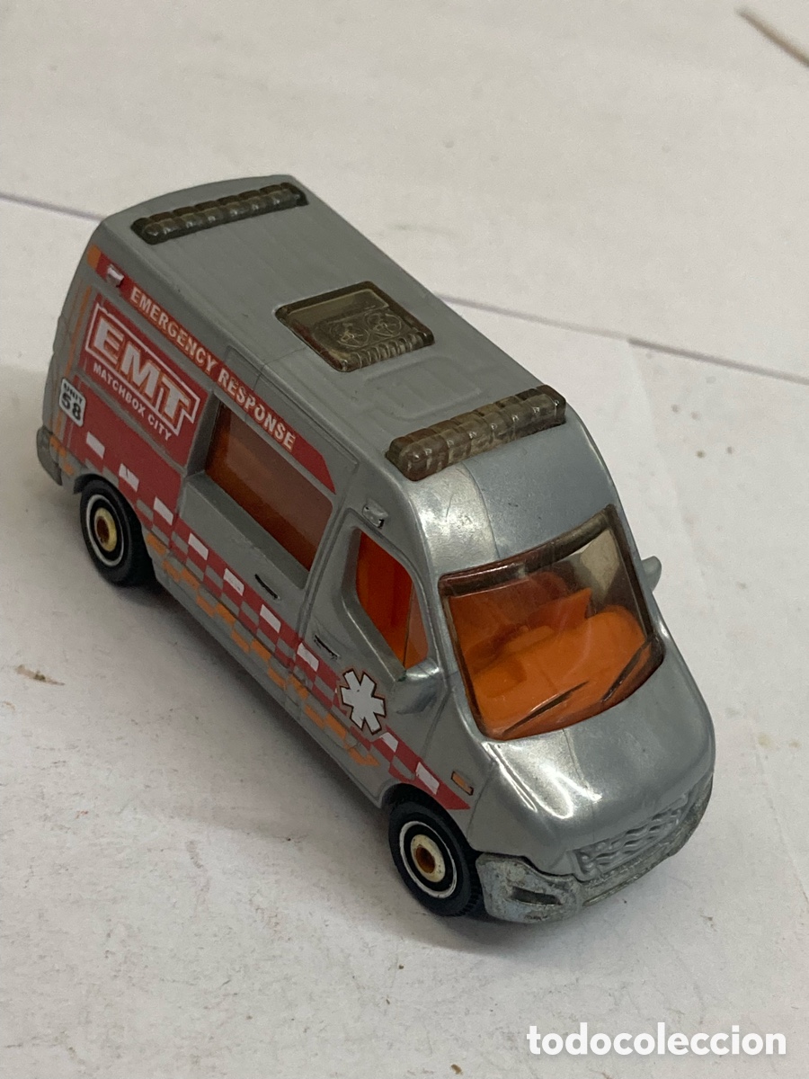 Coches a escala Matchbox: miniatura Matchbox de una ambulancia Renault Master plateada con gr&aacute;ficos &rdquo;EMT&rdquo;