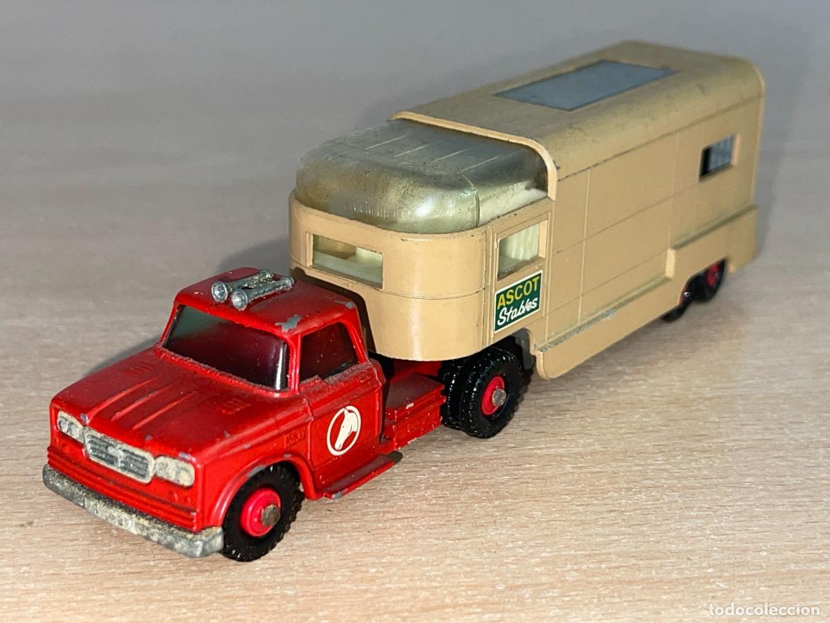 Coches a escala Matchbox: 731- Antiguo cami&oacute;n Lesney Matchbox King Size Dodge Tractor Articulated Horse Van Ascot Stables K-18