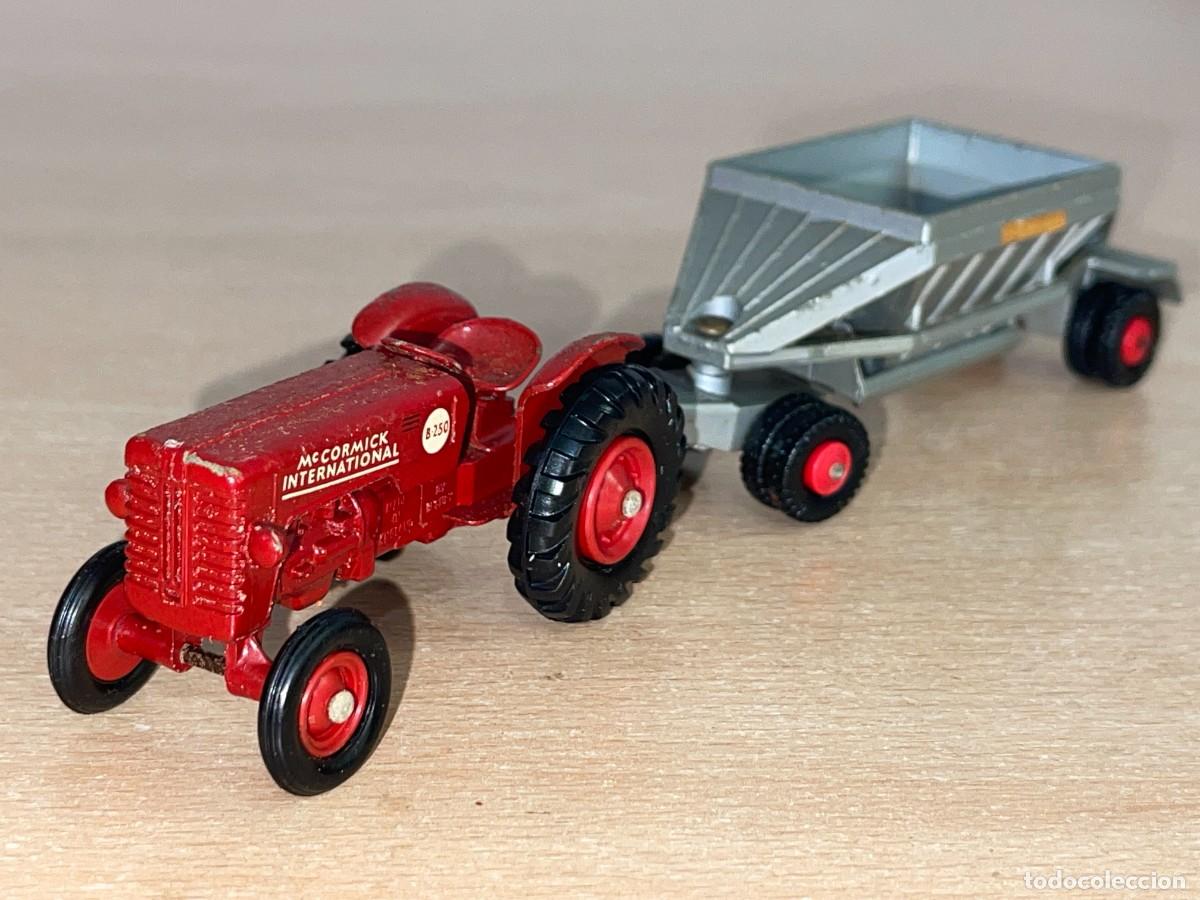 Coches a escala Matchbox: 747- Antiguo tractor Lesney Matchbox King Size McCormick International rojo N&ordm; 4 + Trailer N&ordm; M 4
