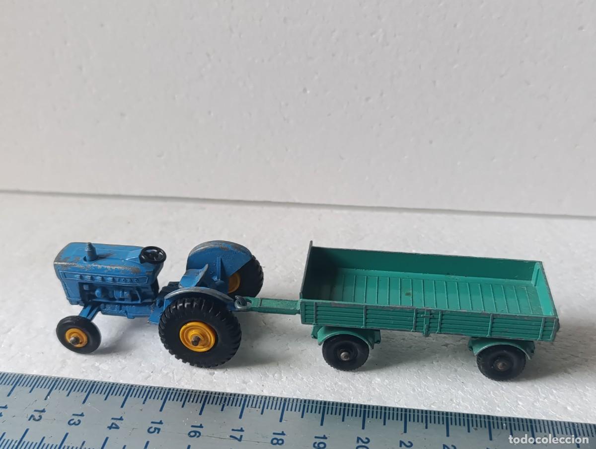 Coches a escala Matchbox: FIGURA DE PVC - TRACTOR FORD + REMOLQUE - LESNEY - MATCHBOX - ( )