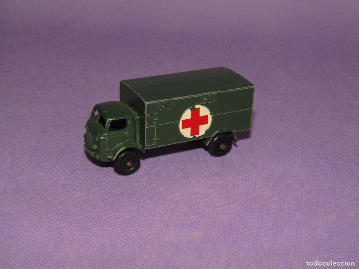 Coches a escala Matchbox: Antigua Ambulancia FORD 3 TON 4x4 de LESNEY Made in England MATCHBOX
