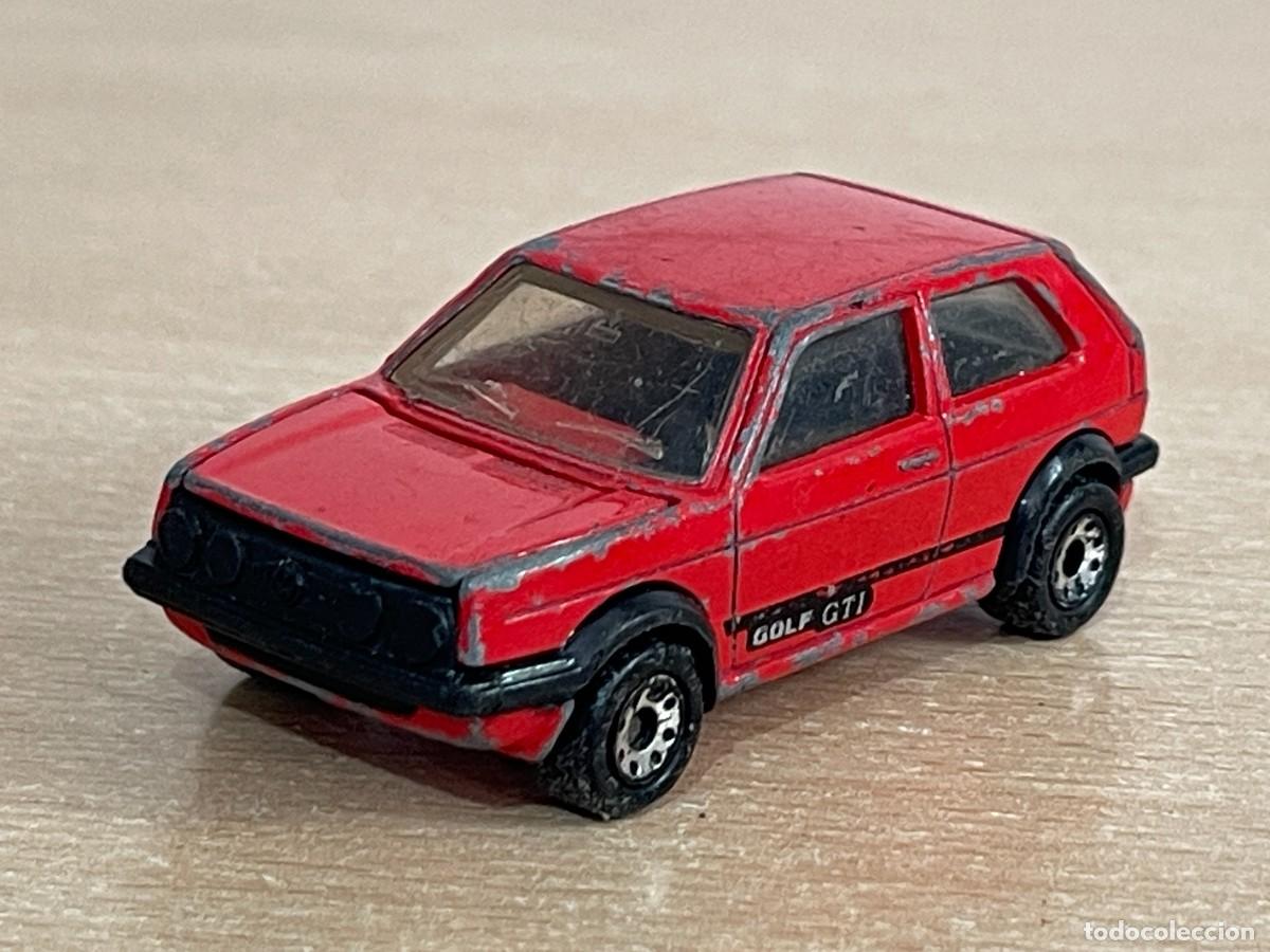 Coches a escala Matchbox: 837- Antiguo coche Matchbox Volkswagen Golf GTI rojo vw 1985 1:58 Made in Macau die-cast metal