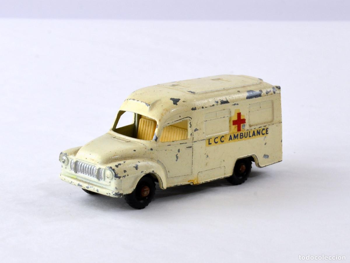 Coches a escala Matchbox: Matchbox N&ordm; 14 Daimler Lomas Ambulancia