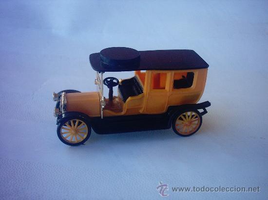 Coches a escala: COCHE ANTIGUO, FUNCIONA , MEDIDAS LARGO 9,5 CM. ALTO 5,5 CM.
