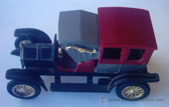 Coches a escala: FIAT 24 CV. FRABRICADO EN ESPA&Ntilde;A, MEDIDAS LARGO 15,5 CM. ALTO 8 CM.