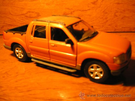 Coches a escala: MAISTO - Camioneta / Ranchera / Pick-Up FORD EXPLORER mod. SPORT TRAC Marr&oacute;n metalizado Escala 1/25