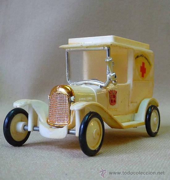 Coches a escala: RARO COCHE DE EPOCA, FABRICADO POR GUISVAL, CITROEN, 1923, AMBULANCIA MUNICIPAL, N&ordm; 12