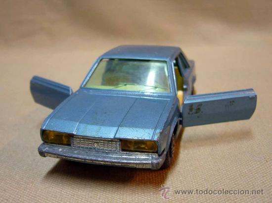 Coches a escala: COCHE SEDAN, FIAT 130, FABRICADO POR GUISVAL, ESCALA 1:37, SERIE SCORPION, CON FALTAS