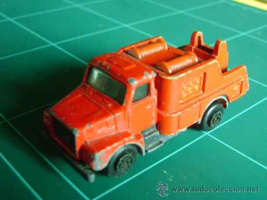 Coches a escala: Guisval cami&oacute;n de bomberos Volvo rojo - Foto 1