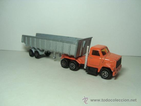Coches a escala: ANTIGUO CAMION TRAILER GMC DUMPER DE OBRAS MAJORETTE 1,64