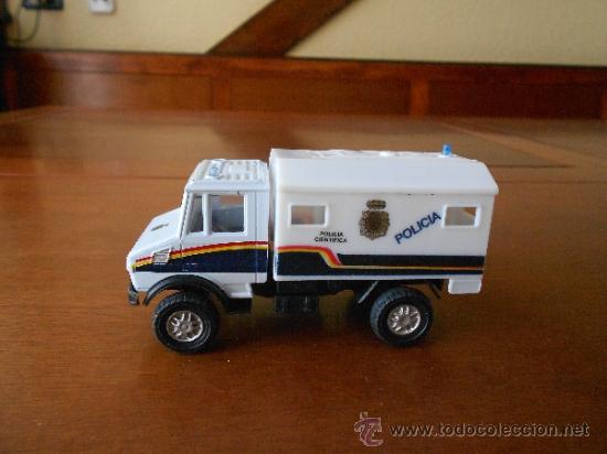 Auto in scala: CAMI&Oacute;N DE LA POLIC&Iacute;A CIENT&Iacute;FICA, CABINA MET&Aacute;LICA, RESTO DE PL&Aacute;STICO.