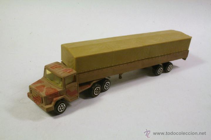 Coches a escala: MAJORETTE. Cami&oacute;n Magirus con remolque. Pintado de camuflaje. Escala 1:100. A&ntilde;os 70