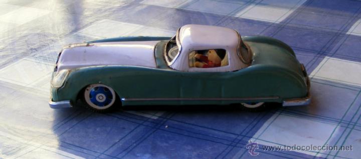 Coches a escala: COCHE ANTIGUO DE HOJALATA , CON MU&Ntilde;ECO DE PLASTIDO EN SU INTERIOR , FUNCIONA A FRICCI&Oacute;N ,