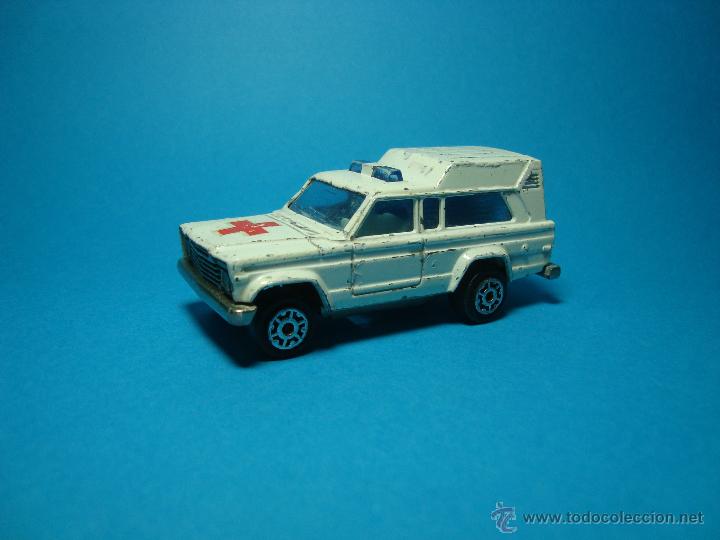 Coches a escala: ANTIGUO JEEP CHEROKEE AMBULANCIA DE MAJORETTE 1,64.
