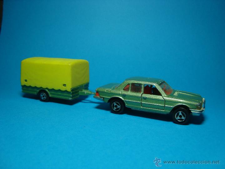 Coches a escala: ANTIGUO MERCEDES BENZ 450 CON REMOLQUE DE MAJORETTE 1,64