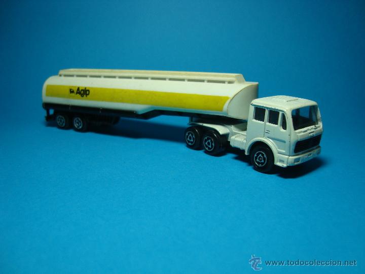 Coches a escala: ANTIGUO CAMION TRAILER MERCEDES BENZ CISTERNA AGIP DE MAJORETTE 1,64.
