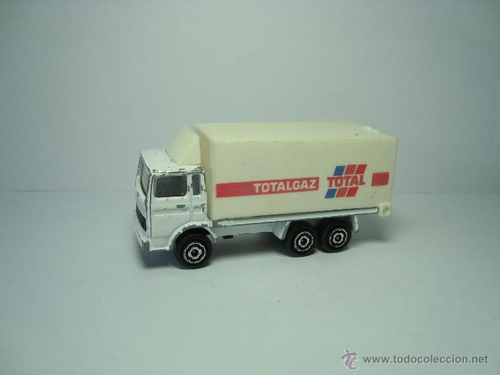 Coches a escala: ANTIGUO CAMION RENAULT TOTAL DE MAJORETTE 1,64 - Foto 1