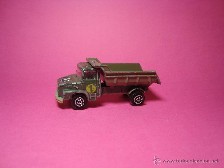 Coches a escala: ANTIGUO CAMION VOLQUETE DUMPER OBRAS MILITAR SCANIA DE MAJORETTE 1,64