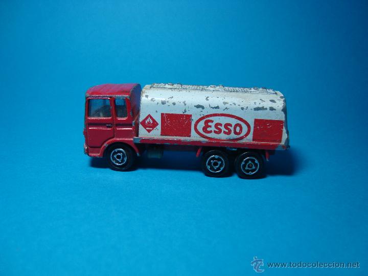 Coches a escala: ANTIGUO CAMION CISTERNA SAVIEM RENAULT MAN ESSO DE MAJORETTE 1,64