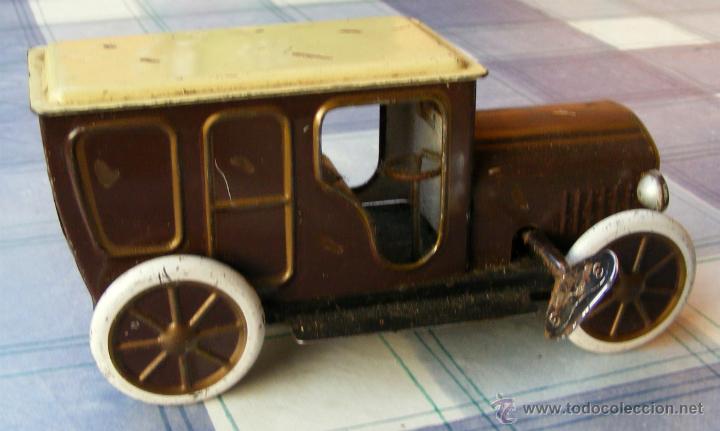 Modellautos: ANTIGUO COCHE DE CHAPA, NO TIENE MARCA, FUNCIONA A CUERDA, MIDE 16 X7,5 X 7 CM