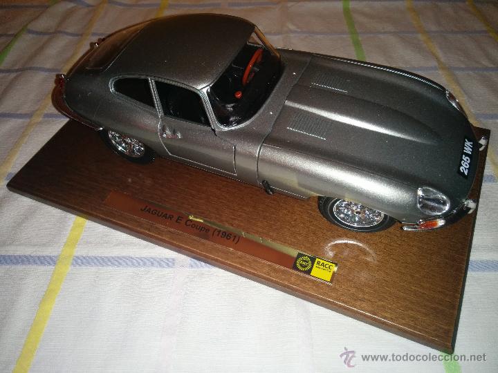 Coches a escala: Jaguar E Coupe 1961 - Miniatura sobre Peana de madera