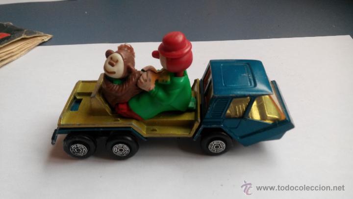 Coches a escala: antiguo camion de guisval con payaso