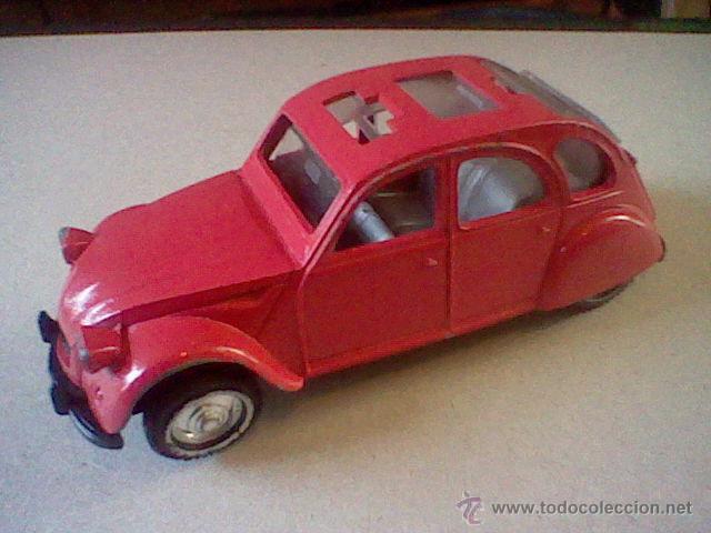 Coches a escala: Citroen 2 CV 6 pl&aacute;stico chasis metalico Guisval defectos leer