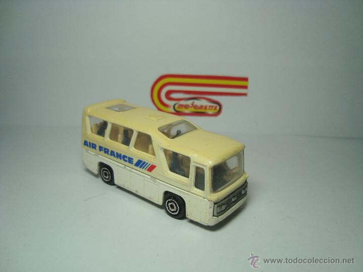 Coches a escala: ANTIGUO MINIBUS CON VIAJEROS AIR FRANCE DE MAJORETTE 1,64